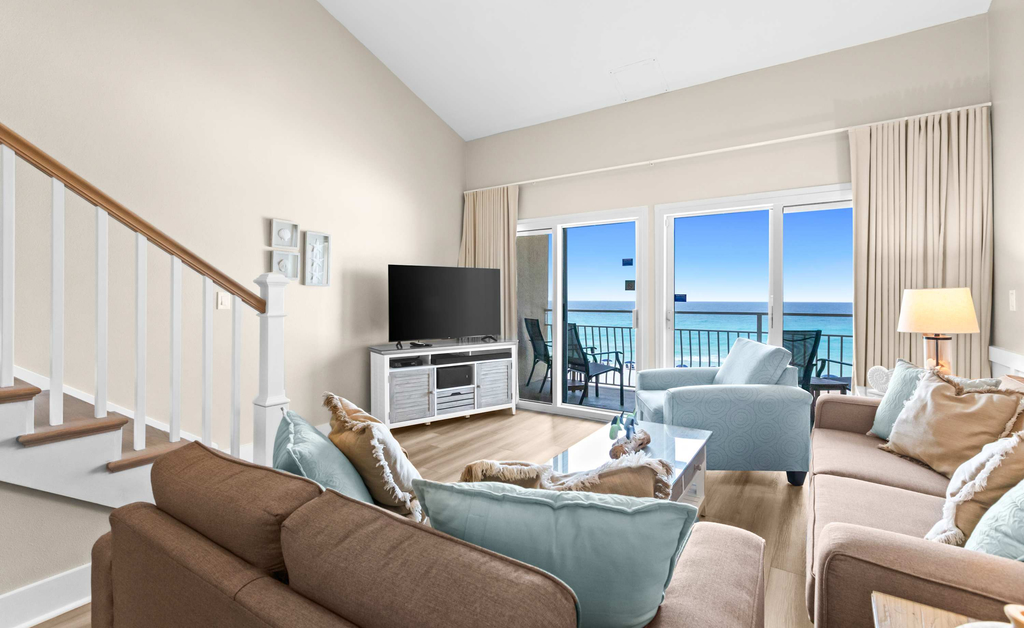 Wonderful Gulf-front condo with pool & beach boardwalk in the heart of Destin