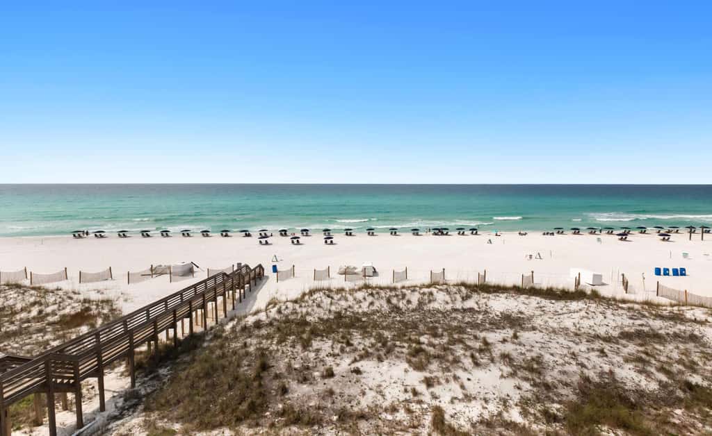 Wonderful Gulf-front condo with pool & beach boardwalk in the heart of Destin