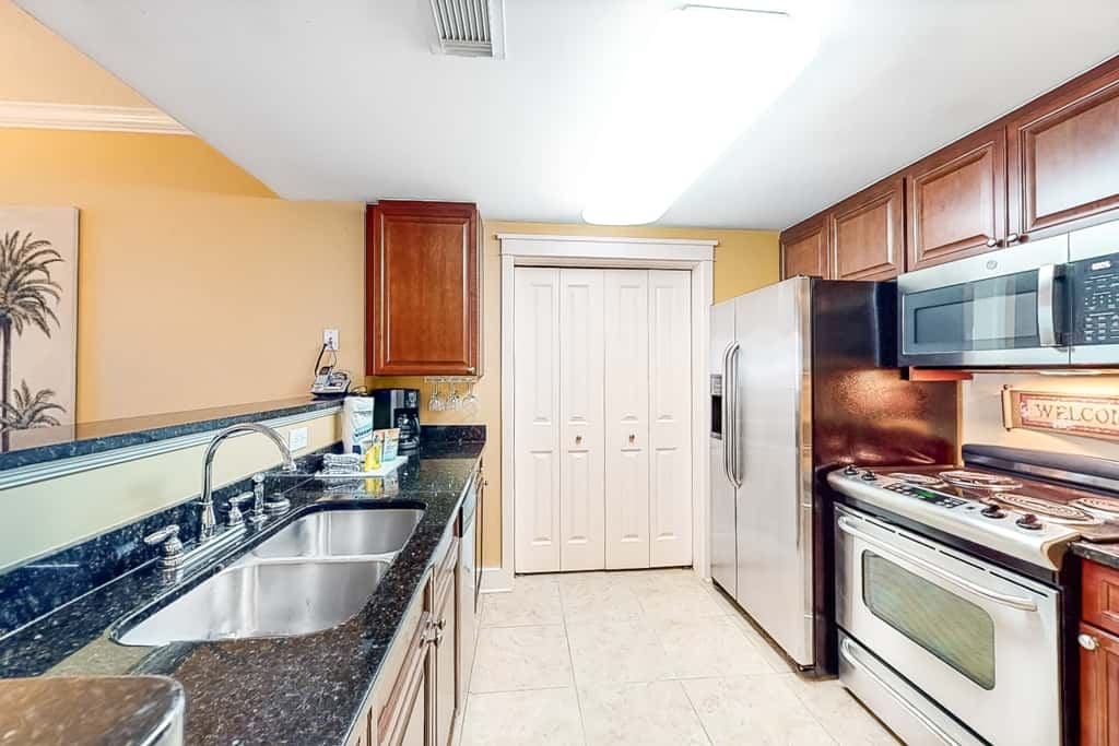 Cute, coastal condo with lazy river, Gulf view, hot tub & gym - near the beach