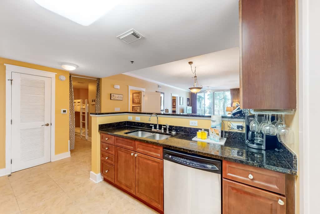 Cute, coastal condo with lazy river, Gulf view, hot tub & gym - near the beach