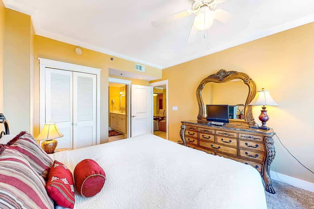 Cute, coastal condo with lazy river, Gulf view, hot tub & gym - near the beach
