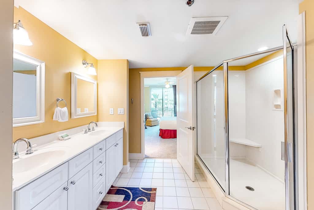 Cute, coastal condo with lazy river, Gulf view, hot tub & gym - near the beach