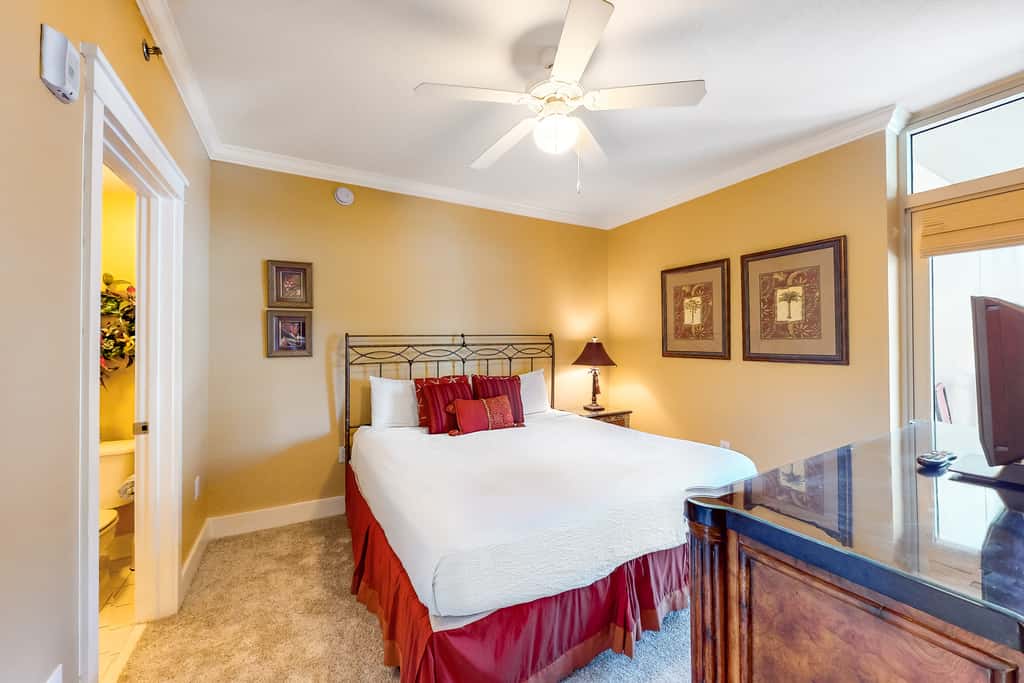 Cute, coastal condo with lazy river, Gulf view, hot tub & gym - near the beach