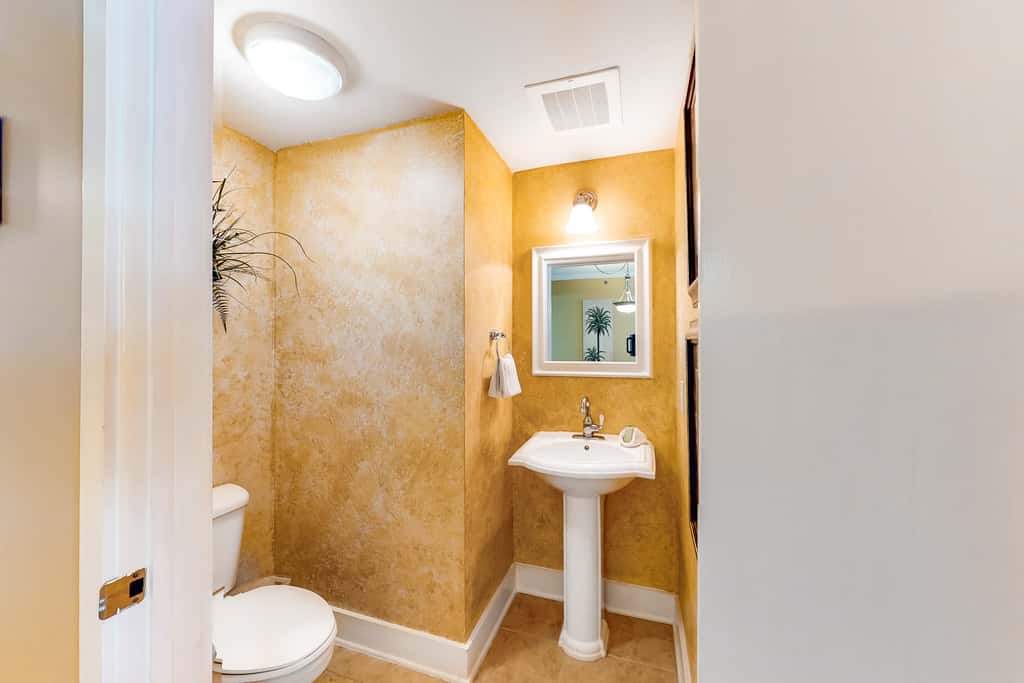 Cute, coastal condo with lazy river, Gulf view, hot tub & gym - near the beach