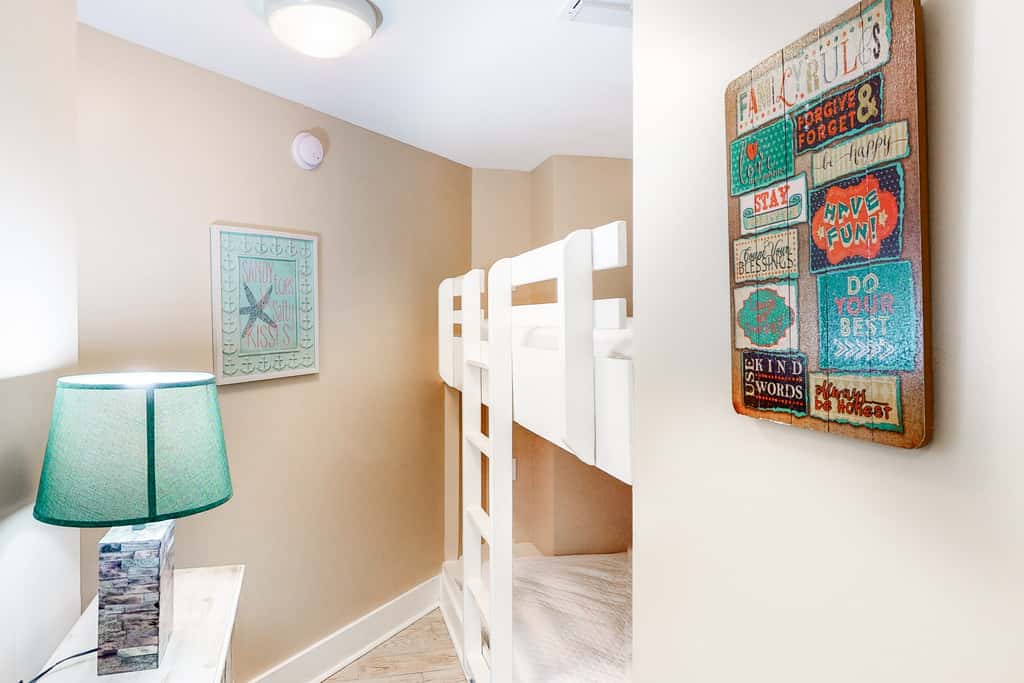 2nd Floor Elegantly Decorated Coastal Condo On Okaloosa Island