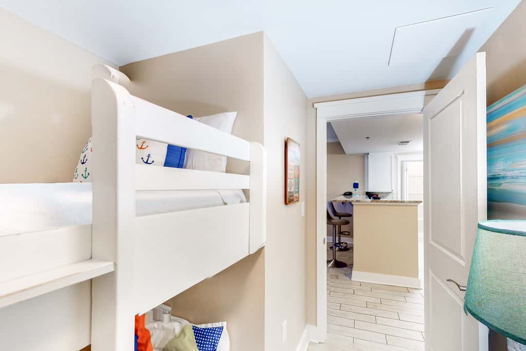 2nd Floor Elegantly Decorated Coastal Condo On Okaloosa Island