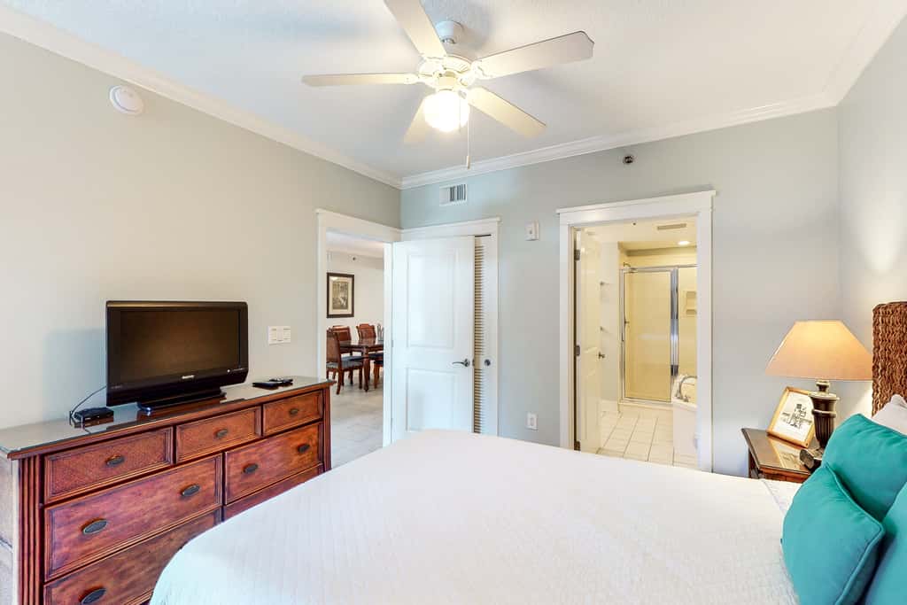2nd Floor Upscale Condo At Waterscape 490 Feet Of Private Beach