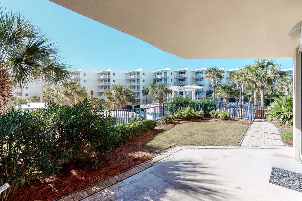 2nd Floor Upscale Condo At Waterscape 490 Feet Of Private Beach