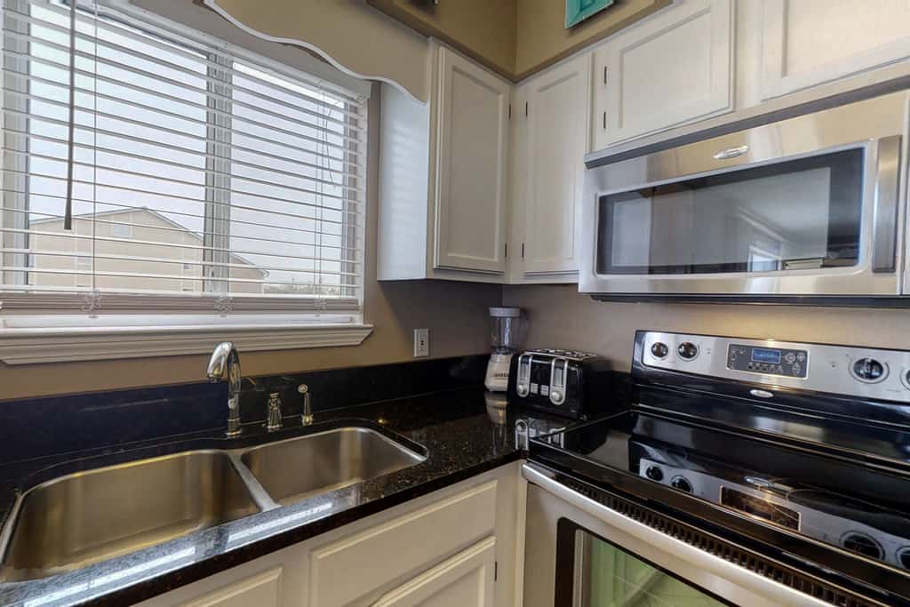 Gulf Front 2nd Floor Condo Pool, Beach Boardwalk, in Heart of Destin