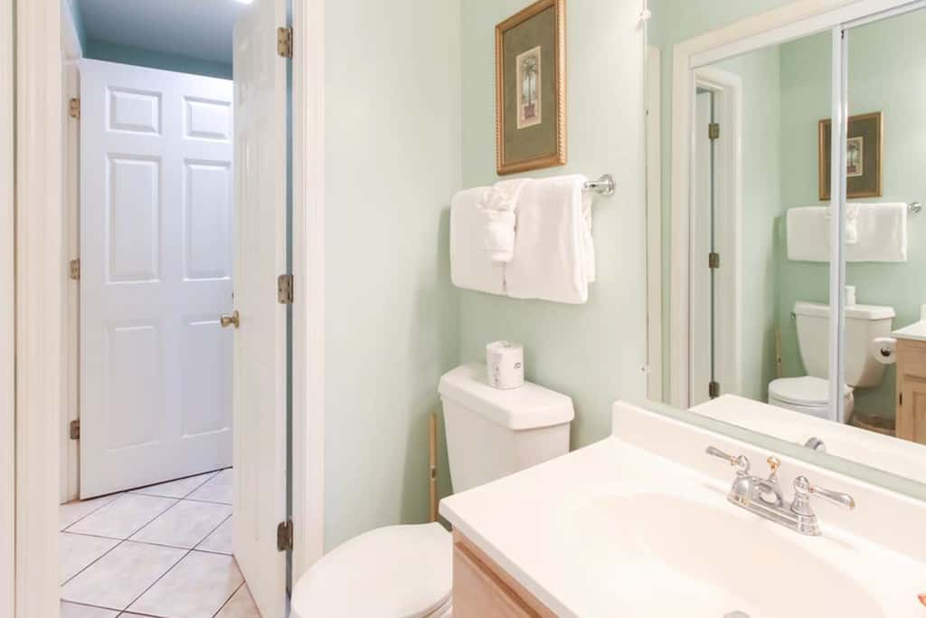 Gulf Front 2nd Floor Condo Pool, Beach Boardwalk, in Heart of Destin