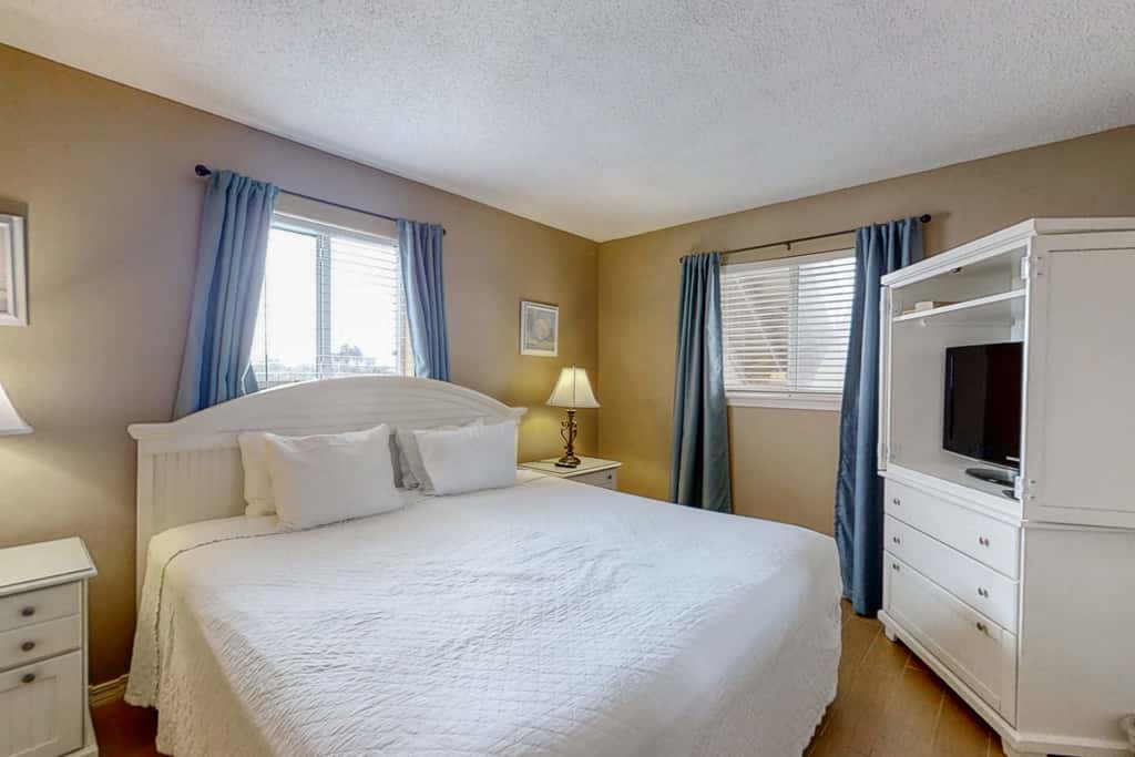 Gulf Front 2nd Floor Condo Pool, Beach Boardwalk, in Heart of Destin