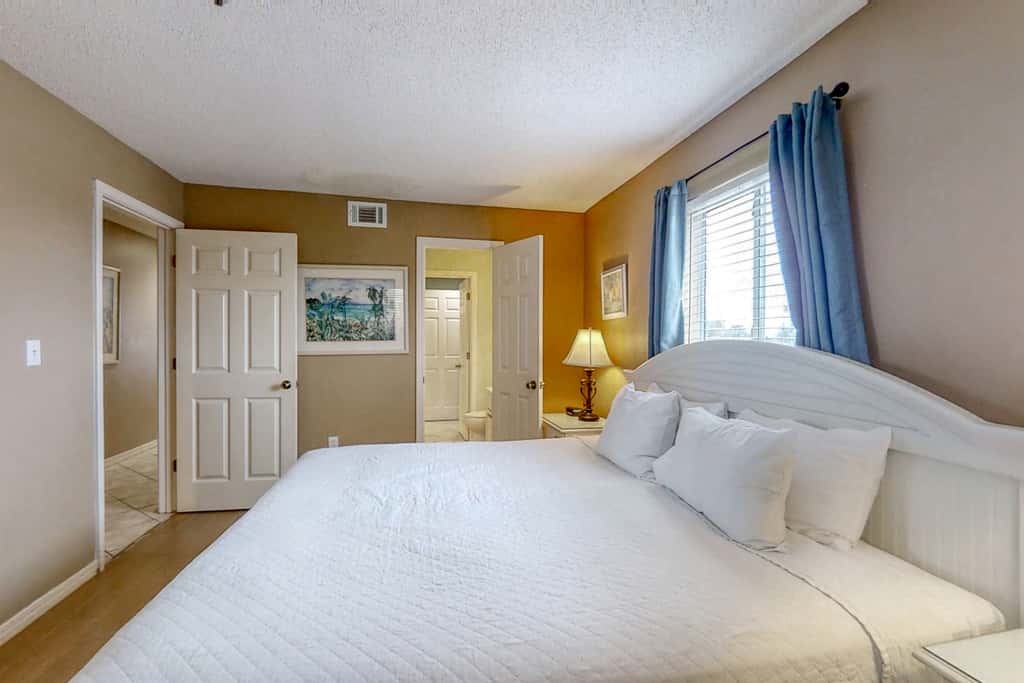 Gulf Front 2nd Floor Condo Pool, Beach Boardwalk, in Heart of Destin