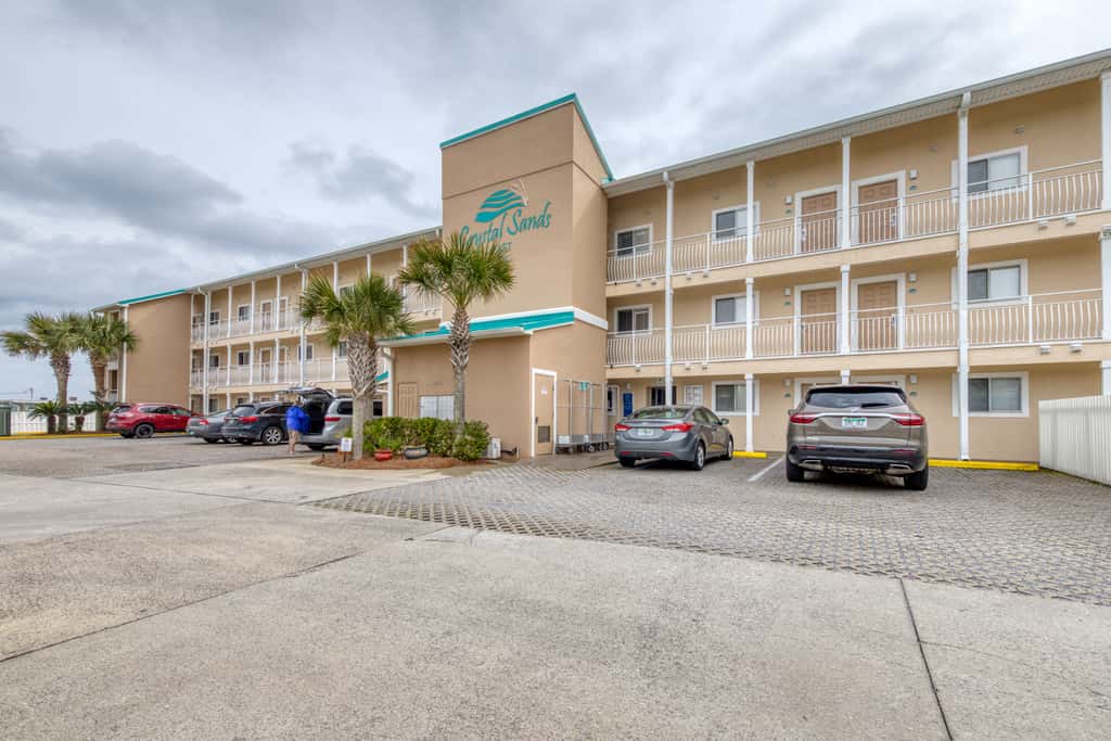 Stunning 1st-floor condo with Gulf view, grill, pools & beach access