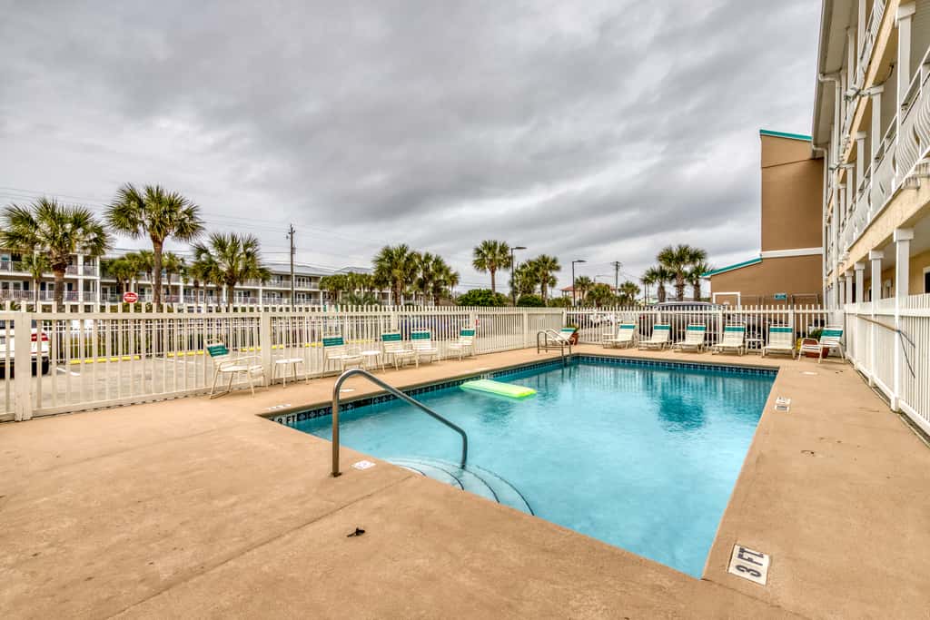 Stunning 1st-floor condo with Gulf view, grill, pools & beach access