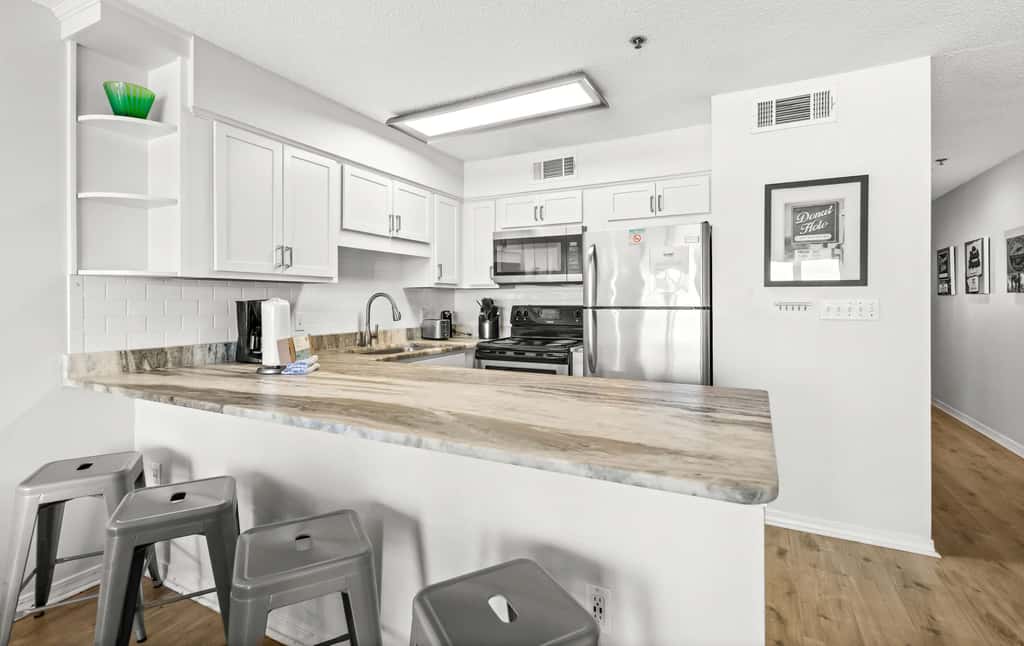 Stunning 1st-floor condo with Gulf view, grill, pools & beach access