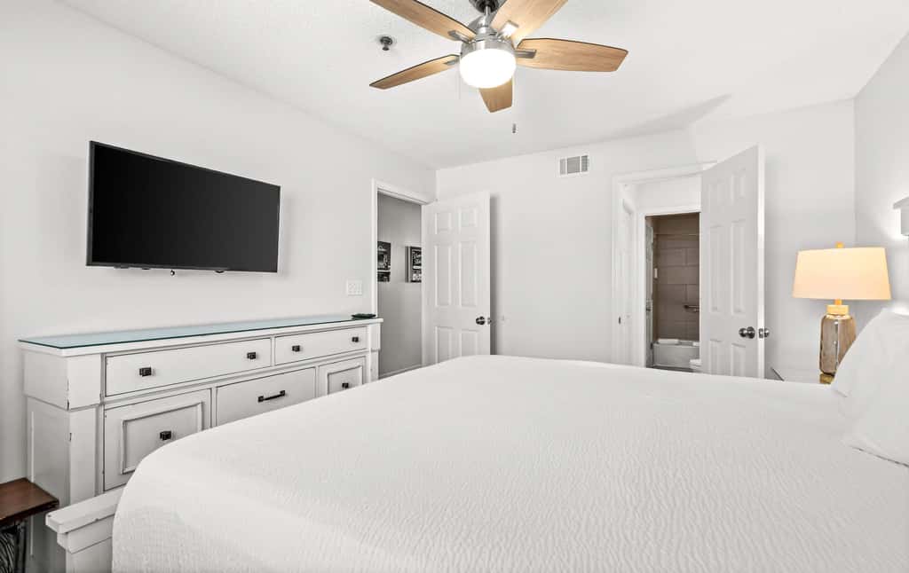 Stunning 1st-floor condo with Gulf view, grill, pools & beach access