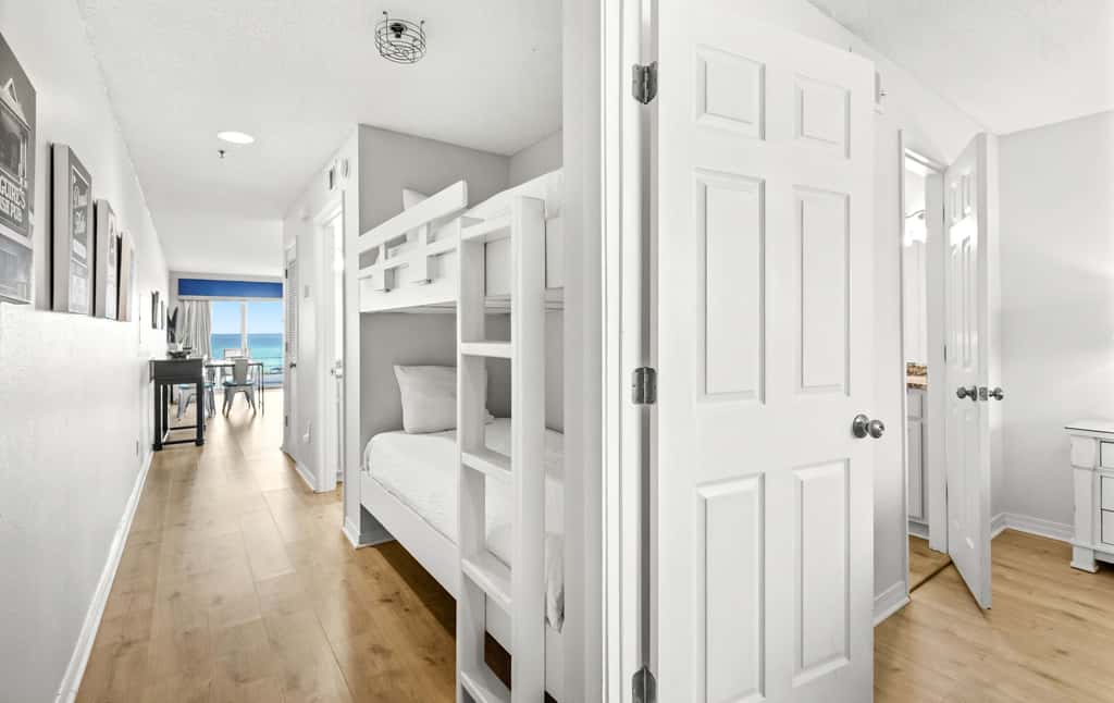 Stunning 1st-floor condo with Gulf view, grill, pools & beach access