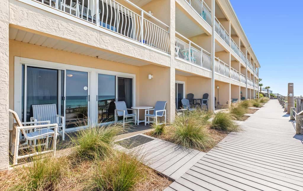 Stunning 1st-floor condo with Gulf view, grill, pools & beach access
