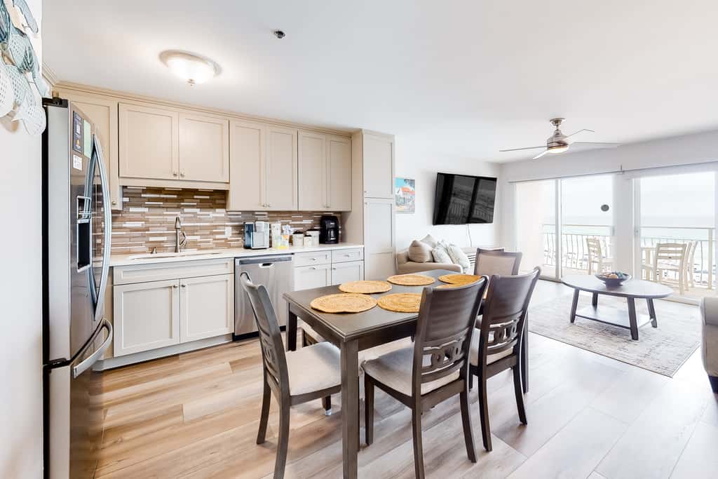 Beautiful Gulf Condo with Balcony, Outdoor Shower & Shared Pool