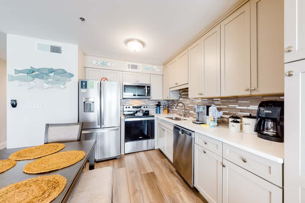 Beautiful Gulf Condo with Balcony, Outdoor Shower & Shared Pool