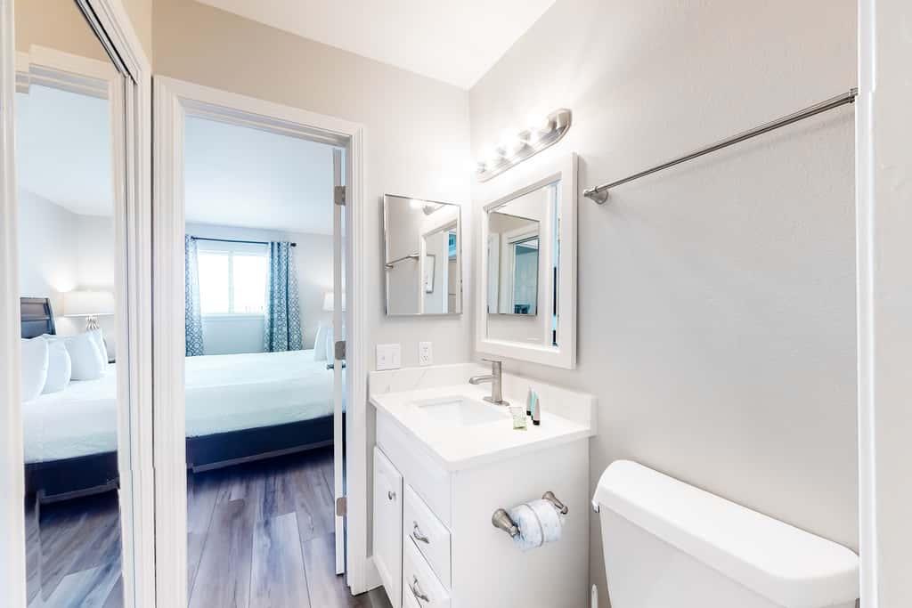 Beautiful Gulf Condo with Balcony, Outdoor Shower & Shared Pool