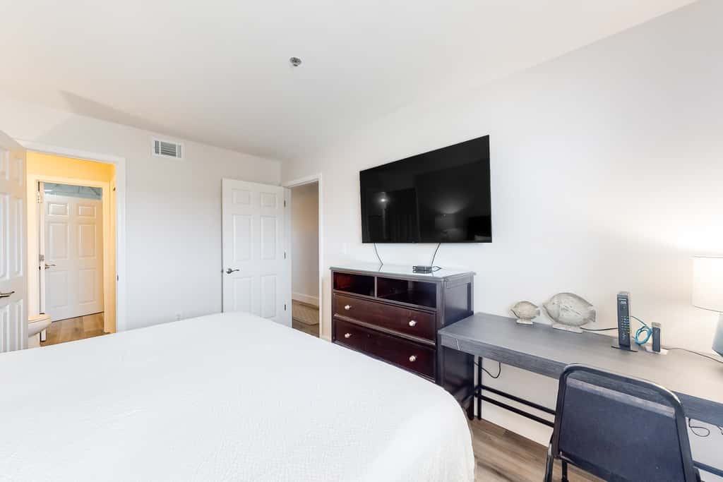 Beautiful Gulf Condo with Balcony, Outdoor Shower & Shared Pool