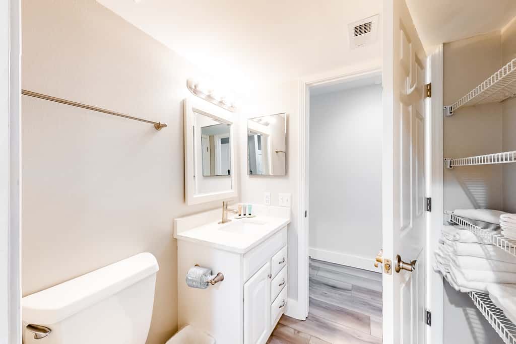 Beautiful Gulf Condo with Balcony, Outdoor Shower & Shared Pool