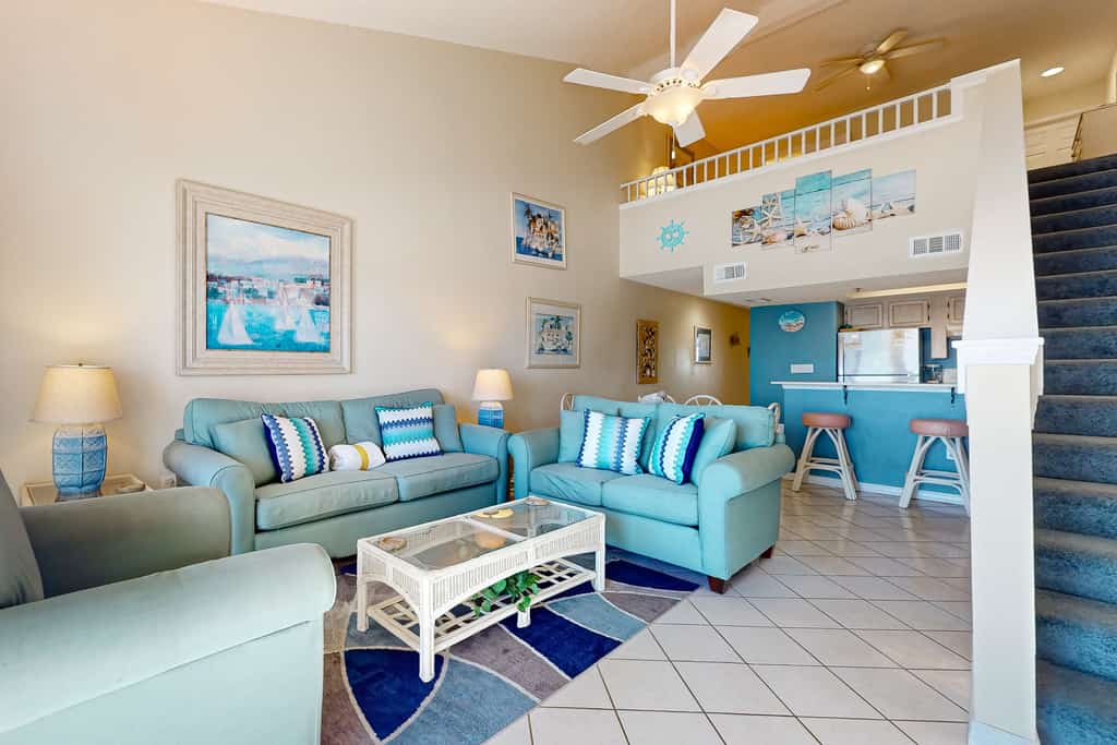 Gulf-front condo with complimentary beach equipment - near shops & dining
