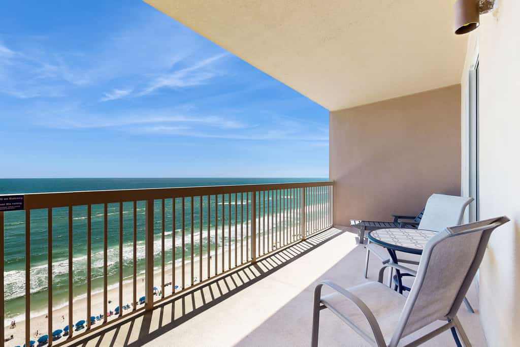 Oceanfront condo with pool, hot tub, splash pad & gym - great location