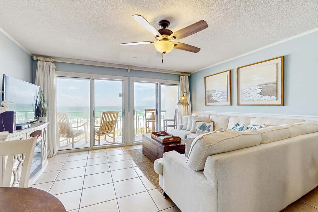 Gorgeous 2nd Floor Condo in Heart of Destin Gulf Front, Pool, Beach Boardwalk