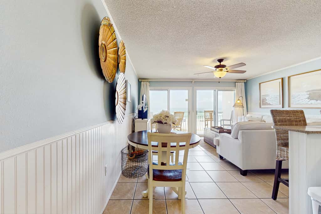 Gorgeous 2nd Floor Condo in Heart of Destin Gulf Front, Pool, Beach Boardwalk