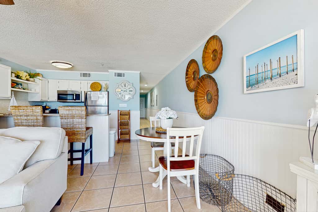 Gorgeous 2nd Floor Condo in Heart of Destin Gulf Front, Pool, Beach Boardwalk