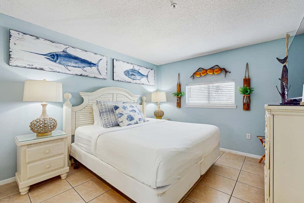 Gorgeous 2nd Floor Condo in Heart of Destin Gulf Front, Pool, Beach Boardwalk