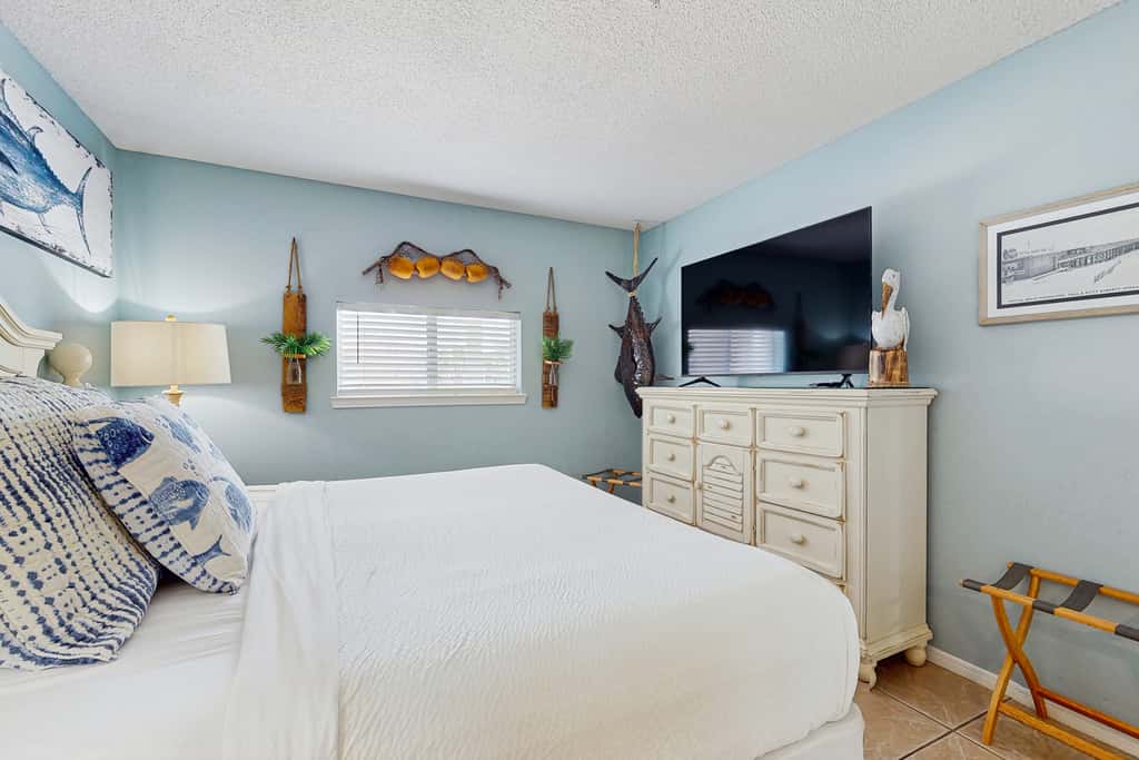 Gorgeous 2nd Floor Condo in Heart of Destin Gulf Front, Pool, Beach Boardwalk