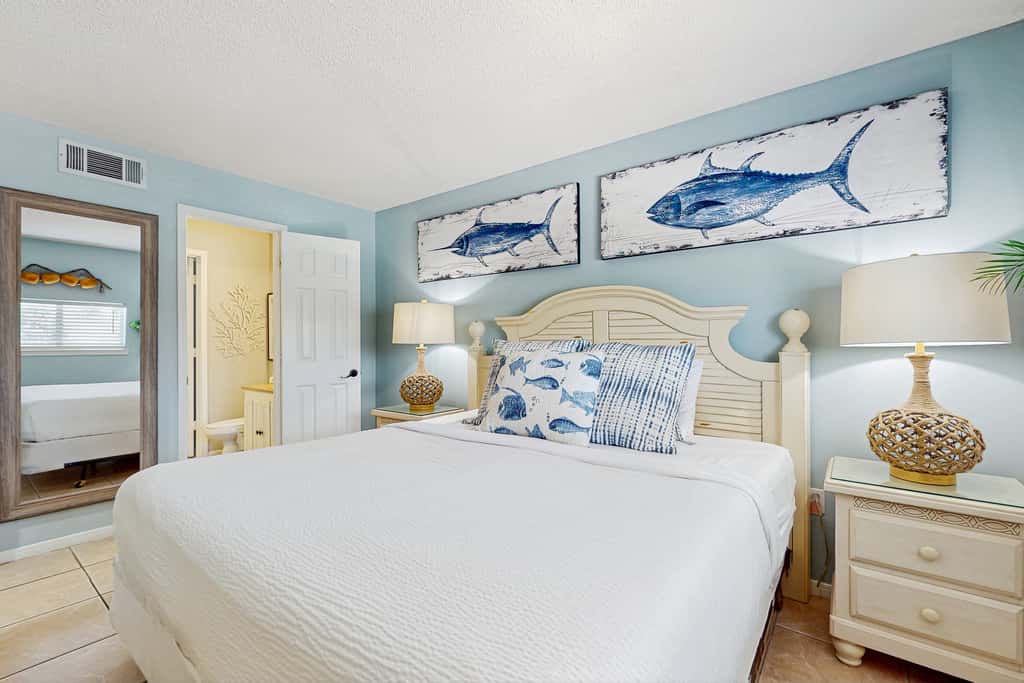 Gorgeous 2nd Floor Condo in Heart of Destin Gulf Front, Pool, Beach Boardwalk