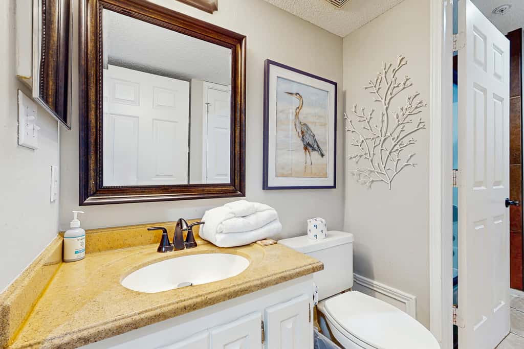 Gorgeous 2nd Floor Condo in Heart of Destin Gulf Front, Pool, Beach Boardwalk