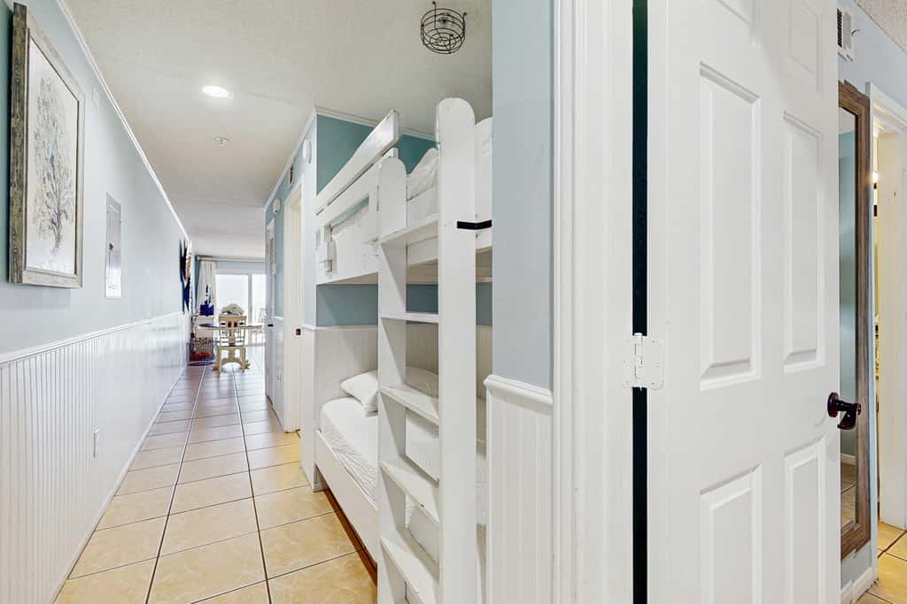 Gorgeous 2nd Floor Condo in Heart of Destin Gulf Front, Pool, Beach Boardwalk