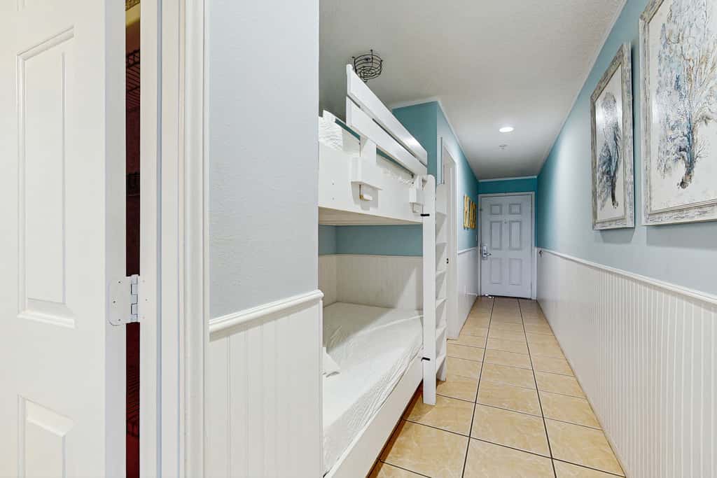 Gorgeous 2nd Floor Condo in Heart of Destin Gulf Front, Pool, Beach Boardwalk