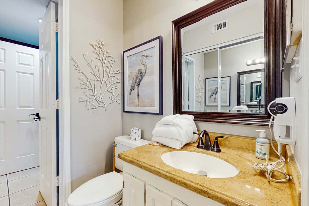 Gorgeous 2nd Floor Condo in Heart of Destin Gulf Front, Pool, Beach Boardwalk