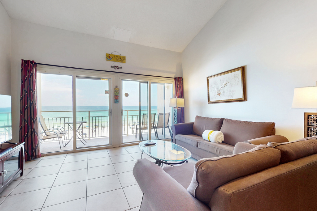 Wonderful condo with Gulf view, grill, pools & beach access