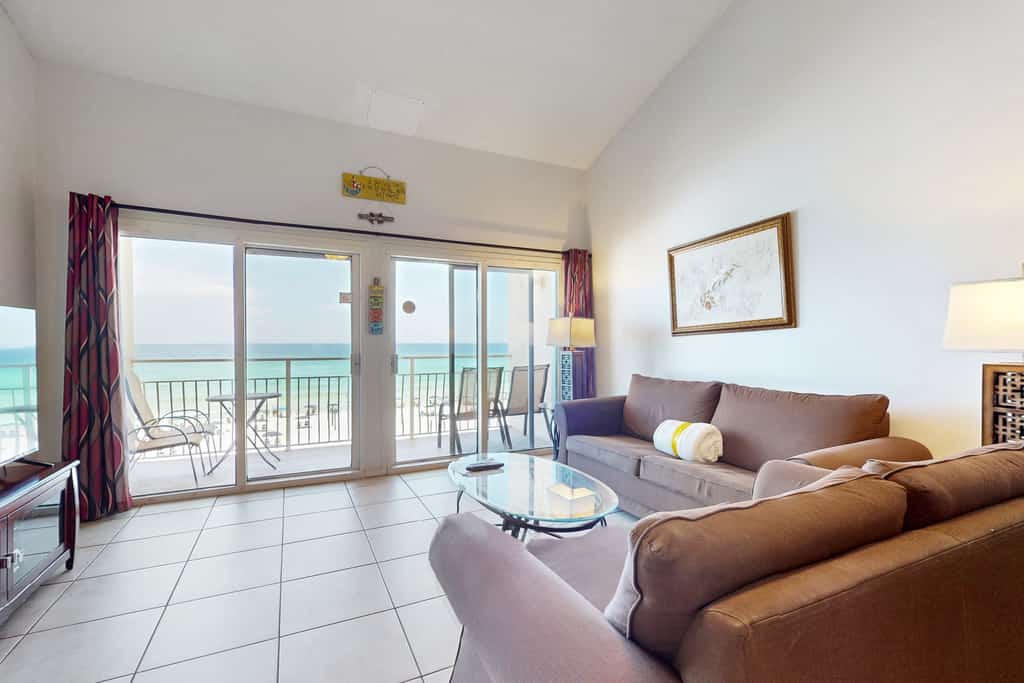 Wonderful condo with Gulf view, grill, pools & beach access