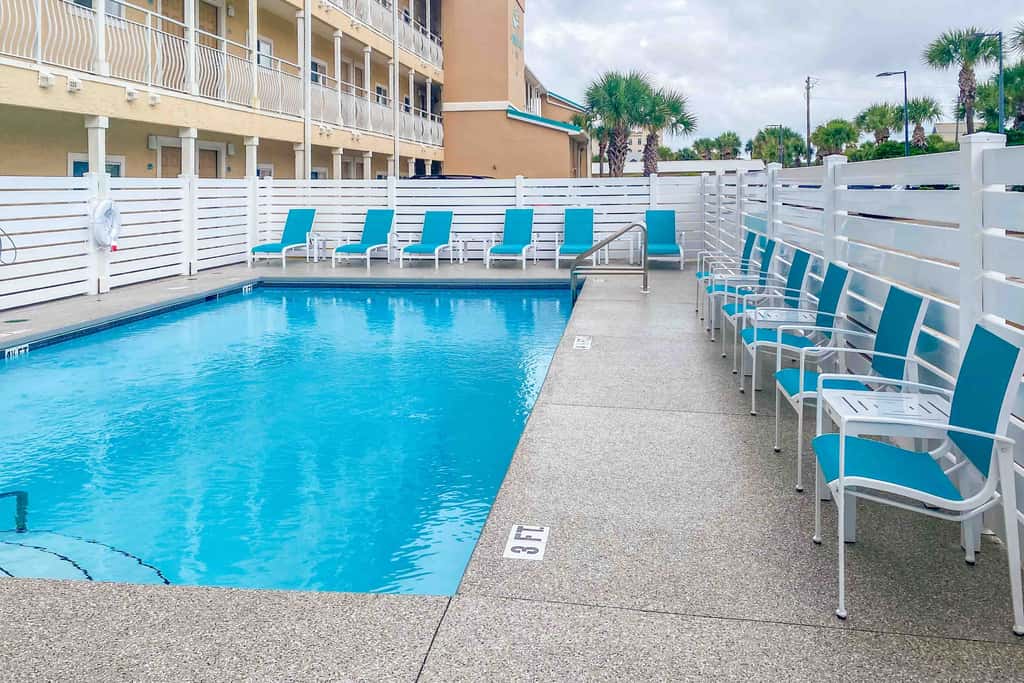 Wonderful condo with Gulf view, grill, pools & beach access
