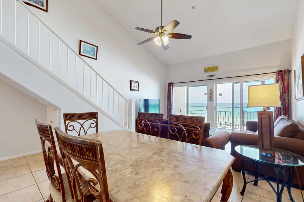 Wonderful condo with Gulf view, grill, pools & beach access