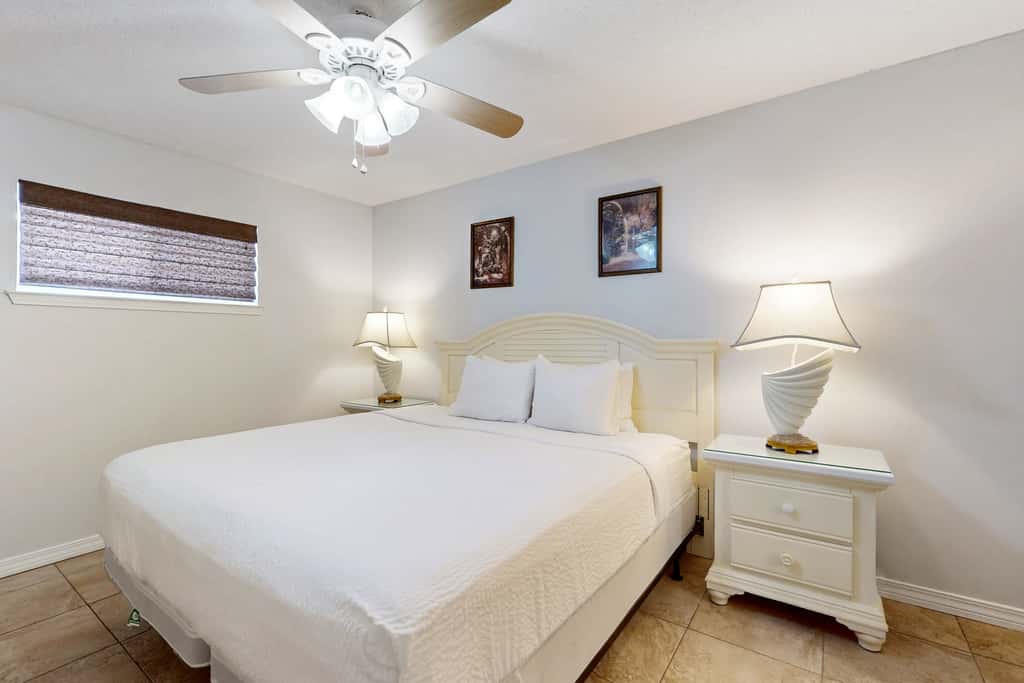 Wonderful condo with Gulf view, grill, pools & beach access
