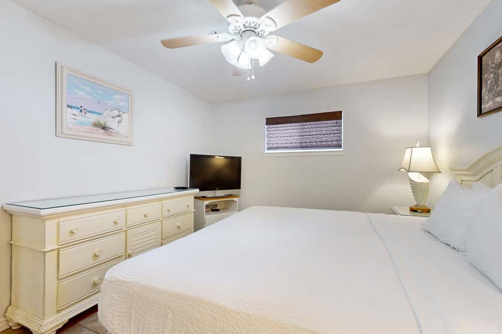 Wonderful condo with Gulf view, grill, pools & beach access