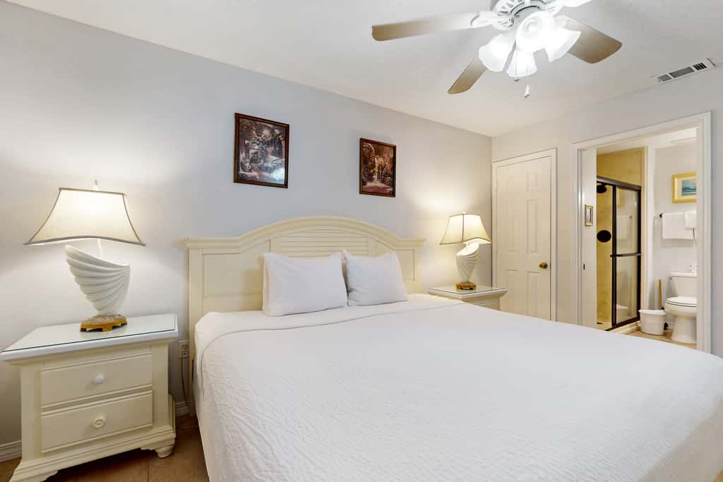Wonderful condo with Gulf view, grill, pools & beach access