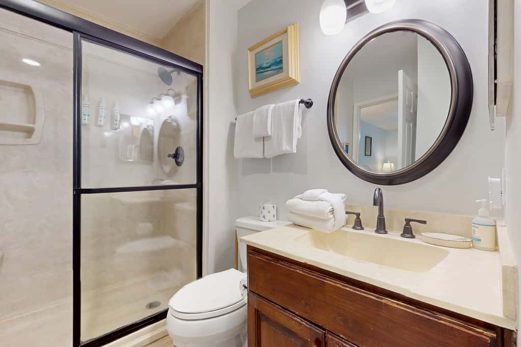 Wonderful condo with Gulf view, grill, pools & beach access