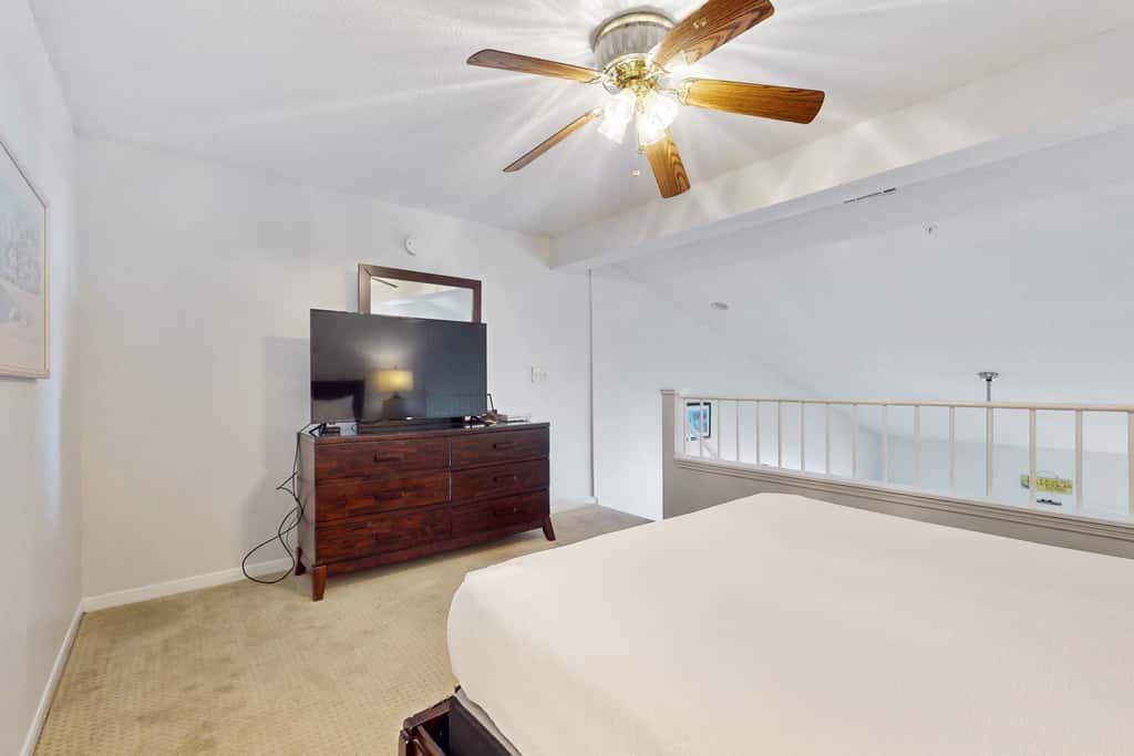 Wonderful condo with Gulf view, grill, pools & beach access