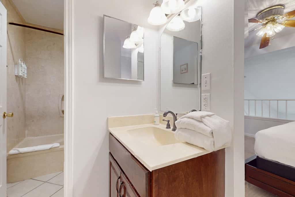 Wonderful condo with Gulf view, grill, pools & beach access