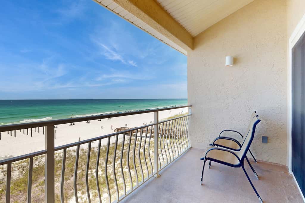 Wonderful condo with Gulf view, grill, pools & beach access